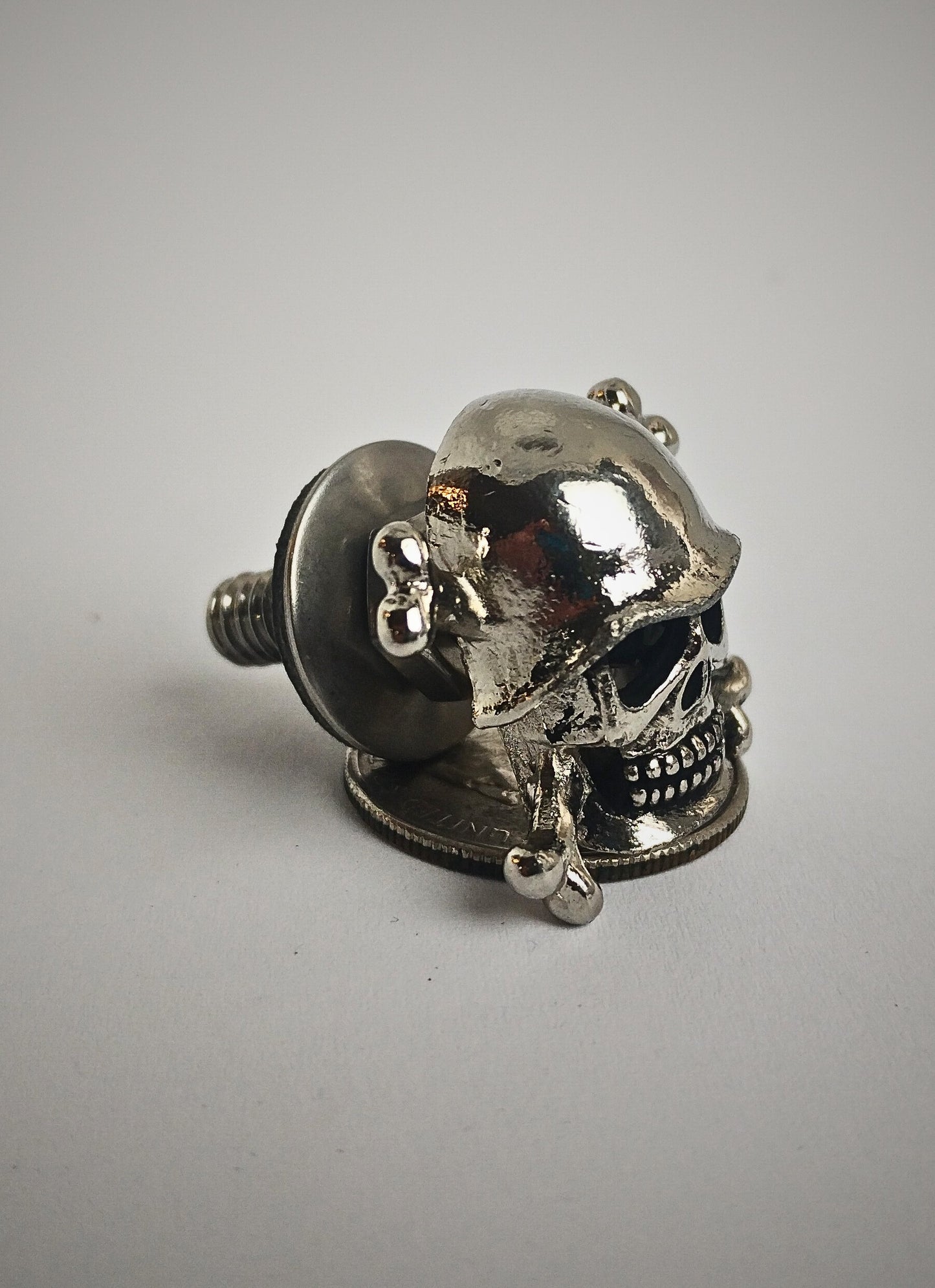 Skull Seat Bolt for Indian Motorcycles – Deep Engraved, M8 Thread (Indian Scout)