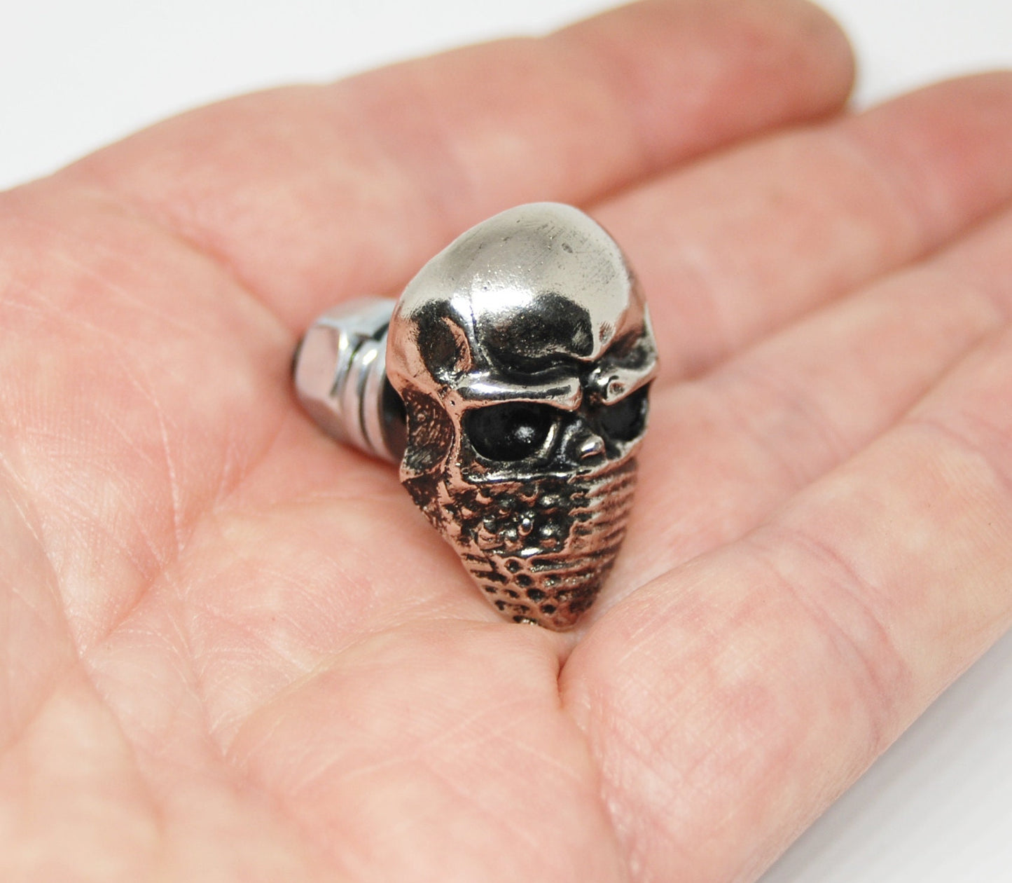 Metal skull bolt for motorcycle license plate – 20mm size