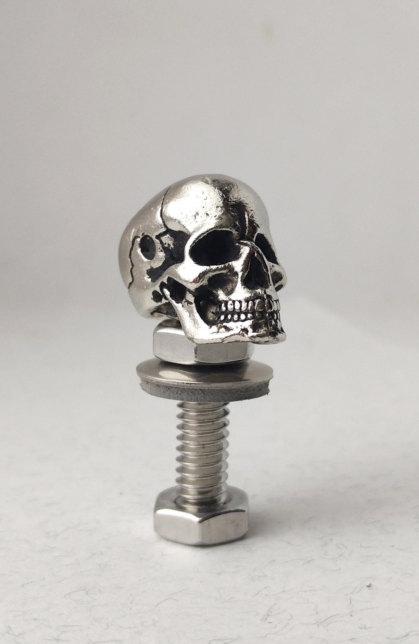 Custom Skull seat bolt with 1/4-20 thread for Harley-Davidson