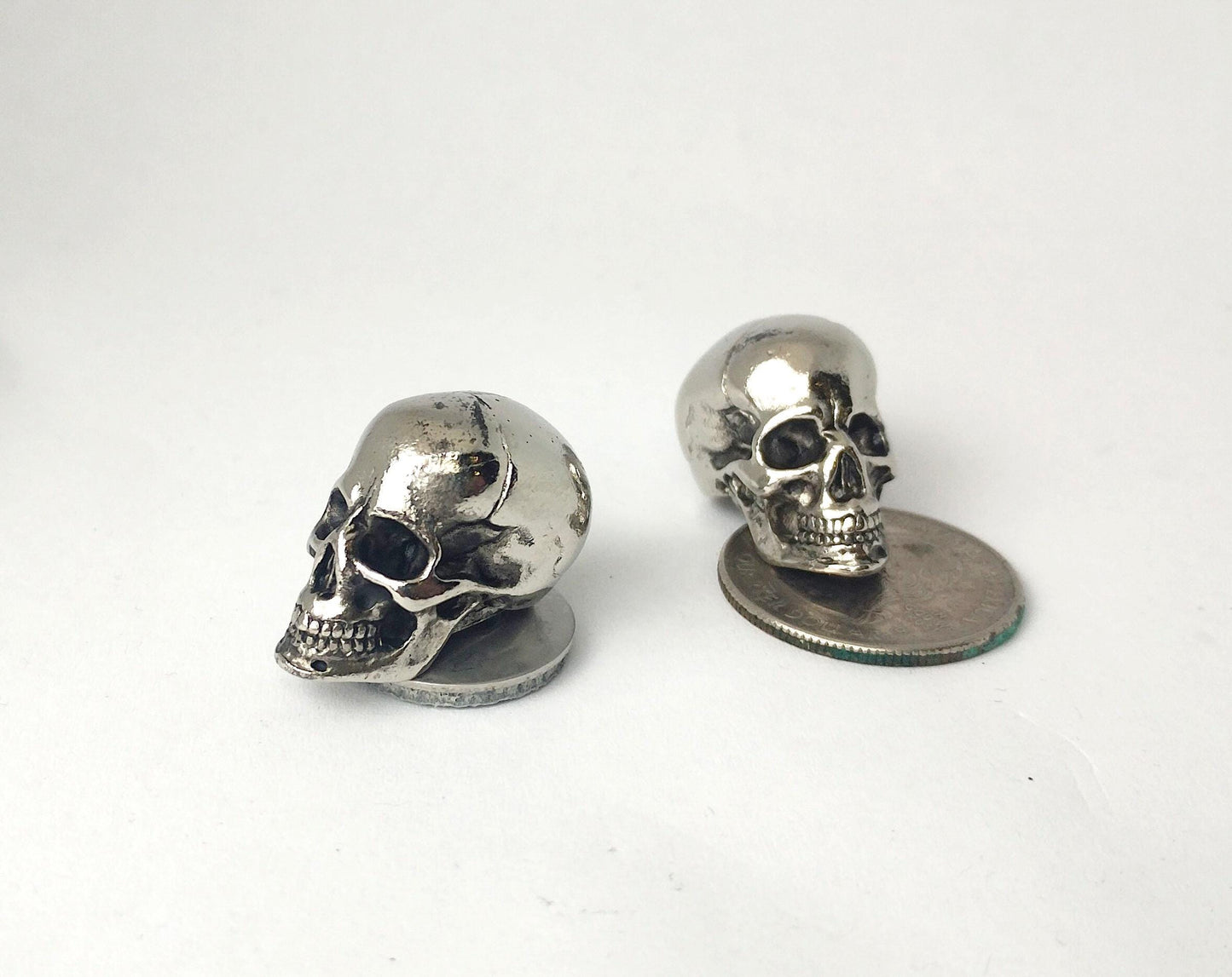 Solo Seat Skull Nuts – 2pcs 1/4"-20 Thread for Harley Models
