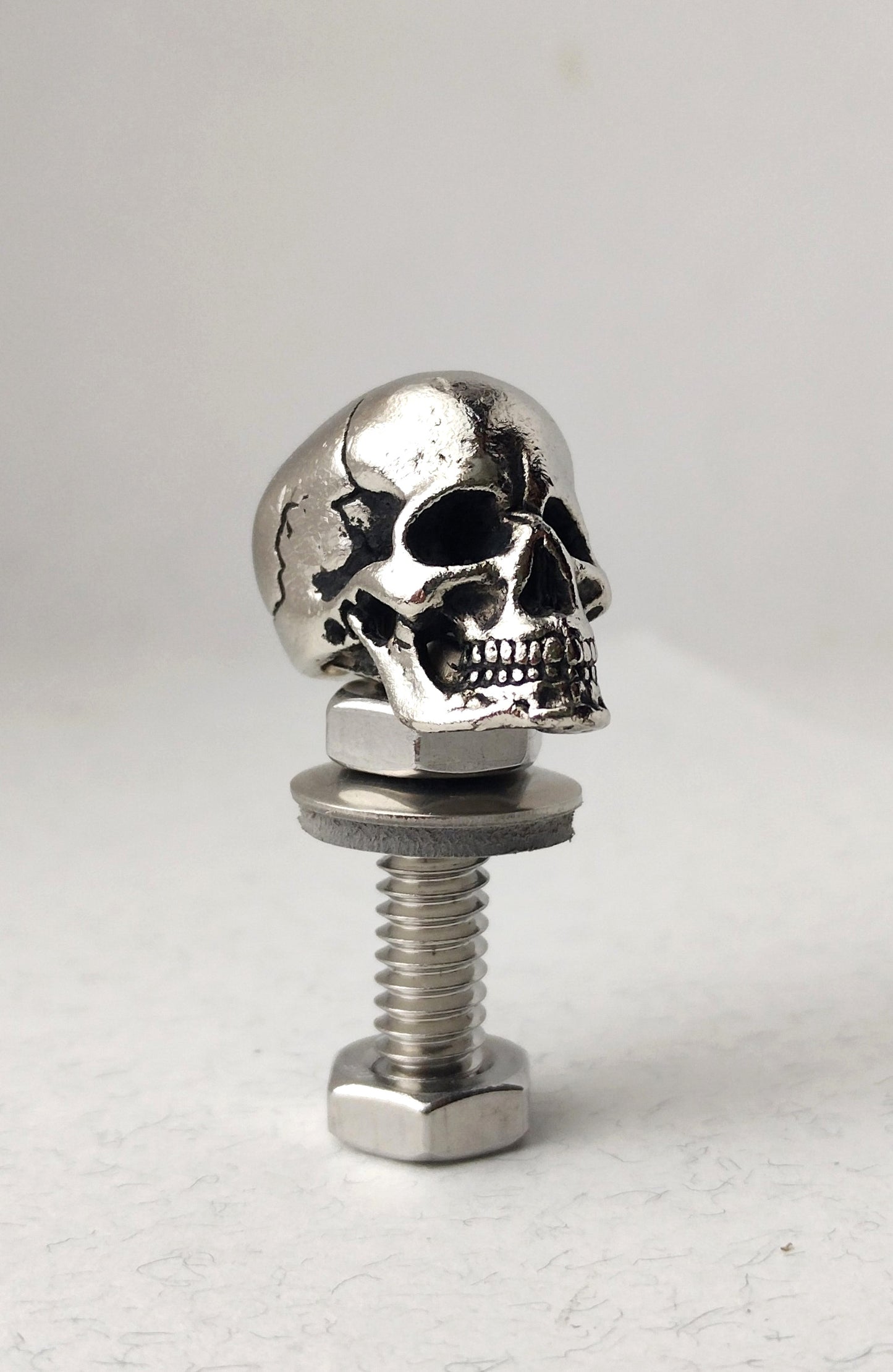 Custom Skull Seat Bolt for Harley-Davidson – 1/4"-20 Thread